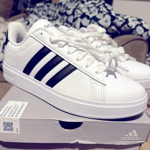 BNWT. Never been worn Women’s Adidas